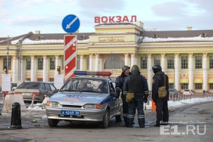 На вокзале Екатеринбурга задержали первоуральца, прятавшего наркотики в варежке
