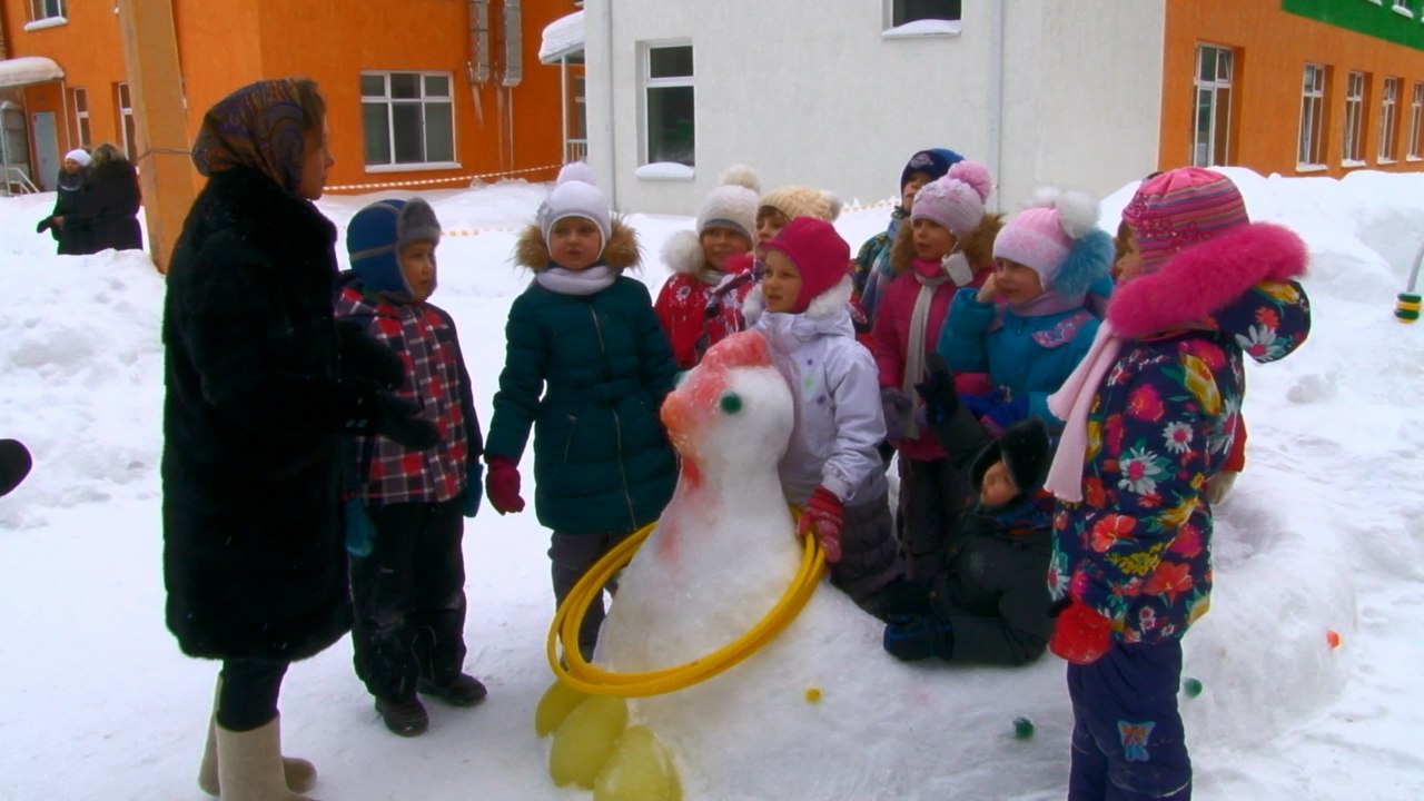 Петушок и инопланетяне. Детский сад №29 показал свой ледовый городок