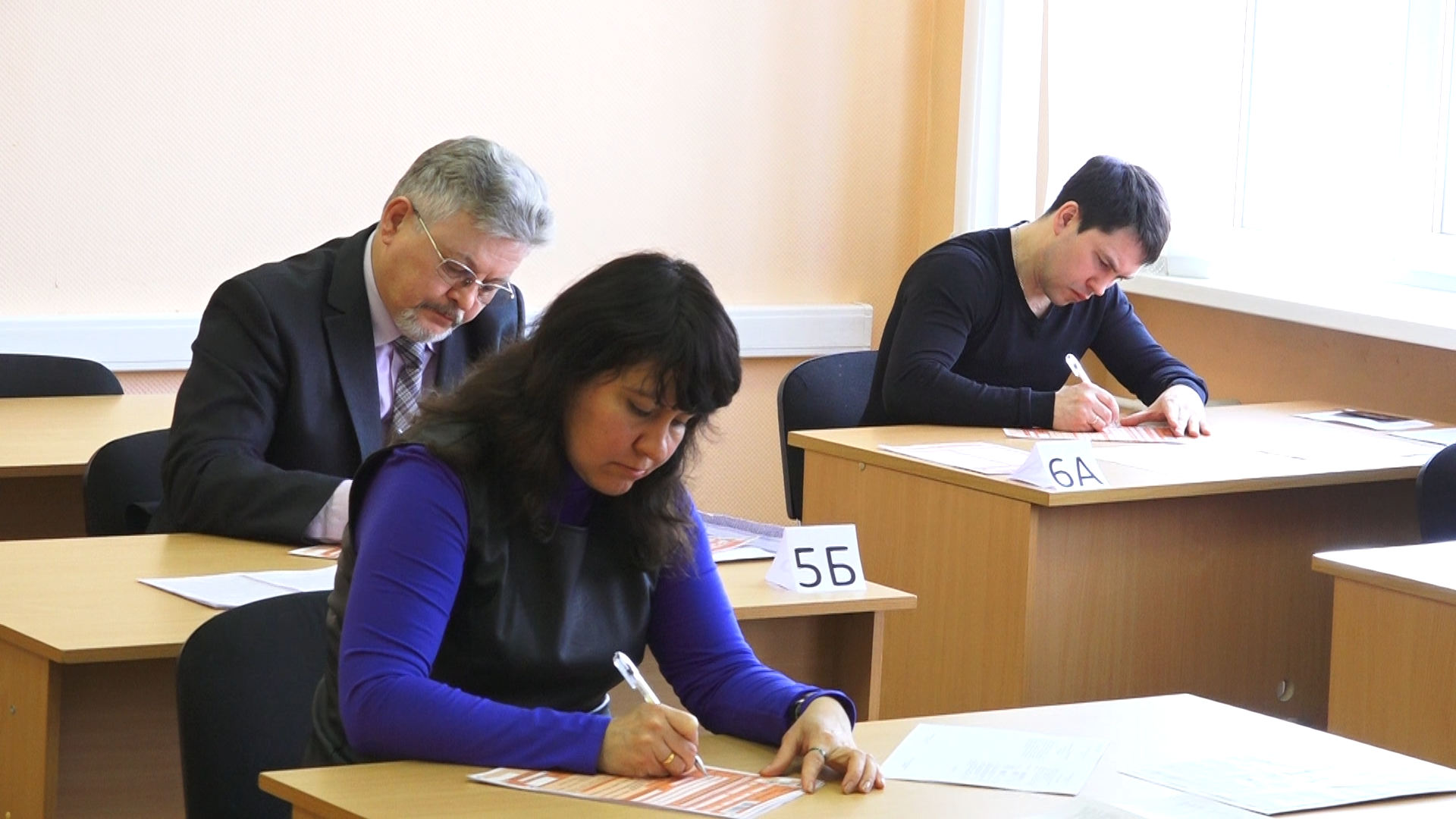 Родители школьников писали ЕГЭ по русскому языку