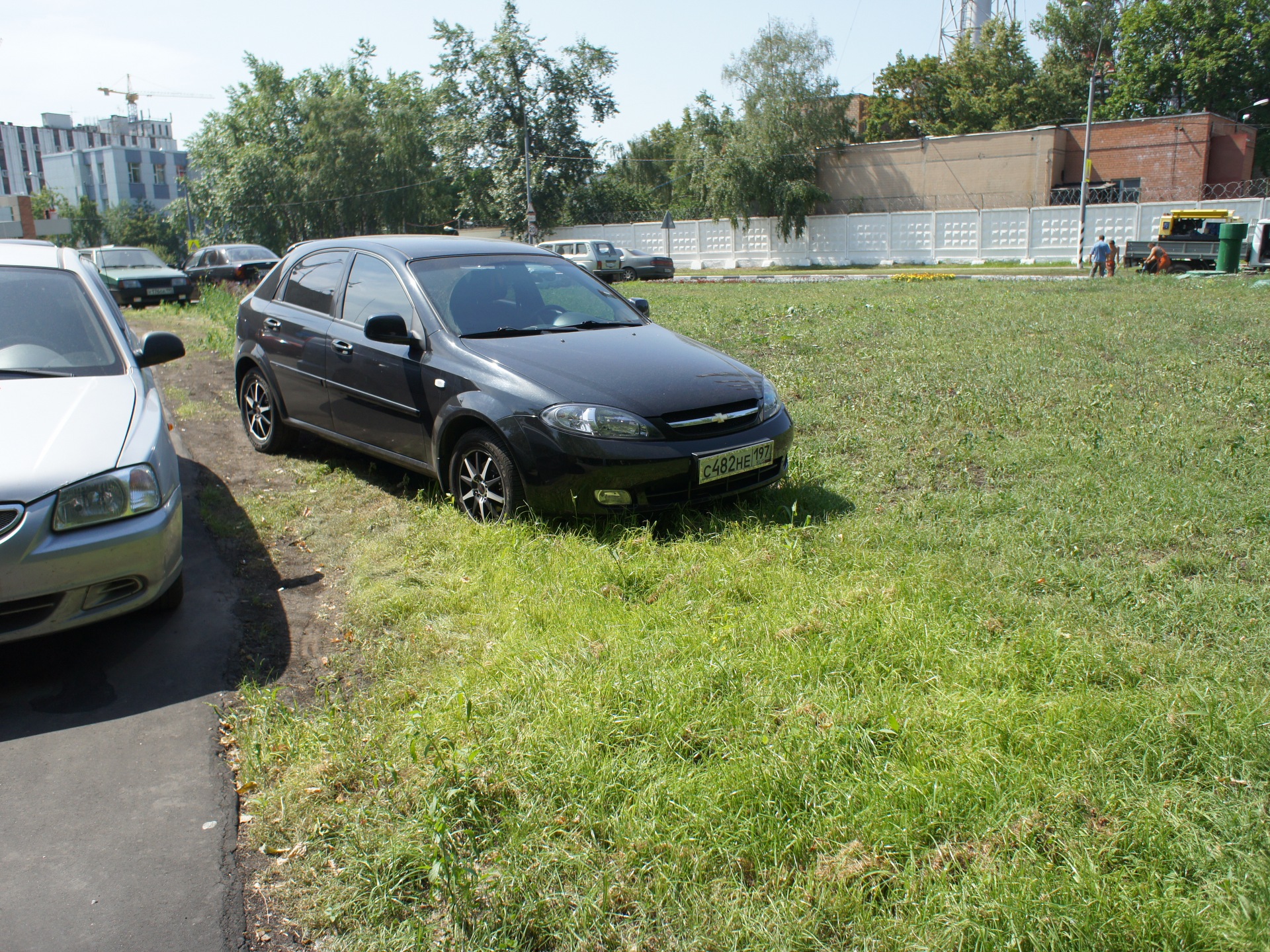 Госдума отложила свердловский закон о парковке на газонах