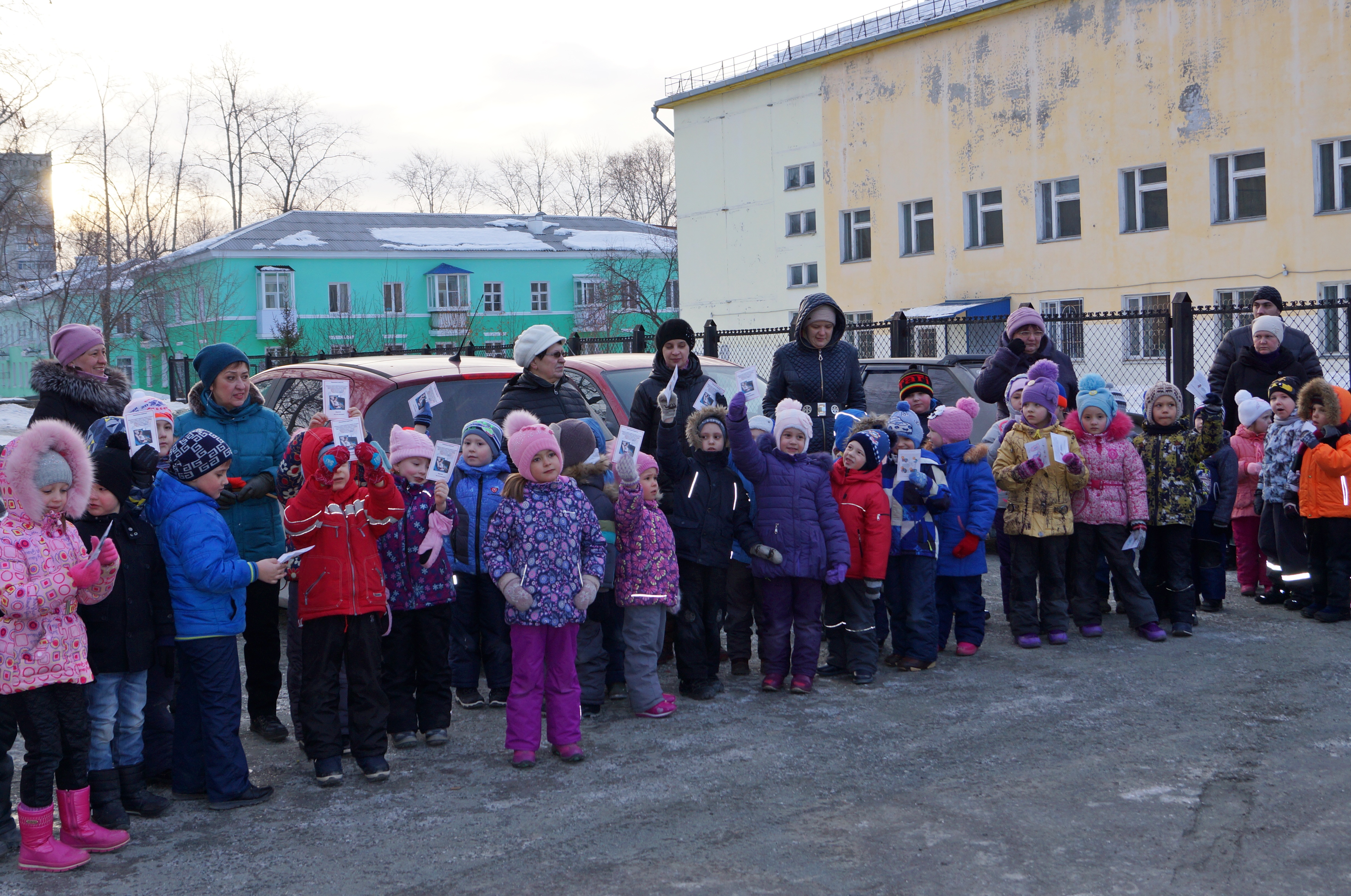 Сотрудники ГИБДД, дошкольники, родители и педагоги провели акцию «Автокресло – детям!»