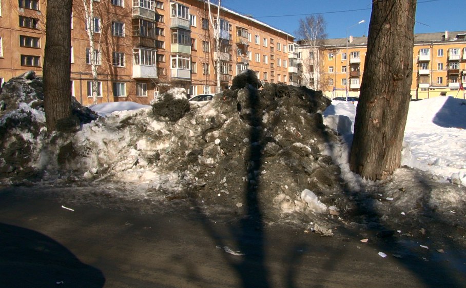 Первоуральцы жалуются на снежные отвалы во дворах и вдоль дорог