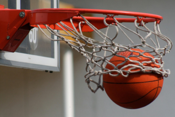 В Первоуральске прошли игры традиционного турнира по баскетболу «Оранжевый мяч»