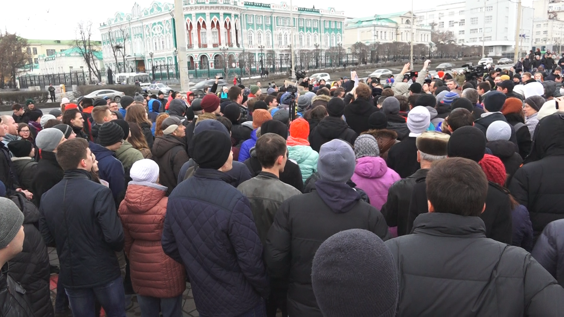 Призвать к ответу премьер-министра. С такой целью тысячи жителей Екатеринбурга вышли на митинг
