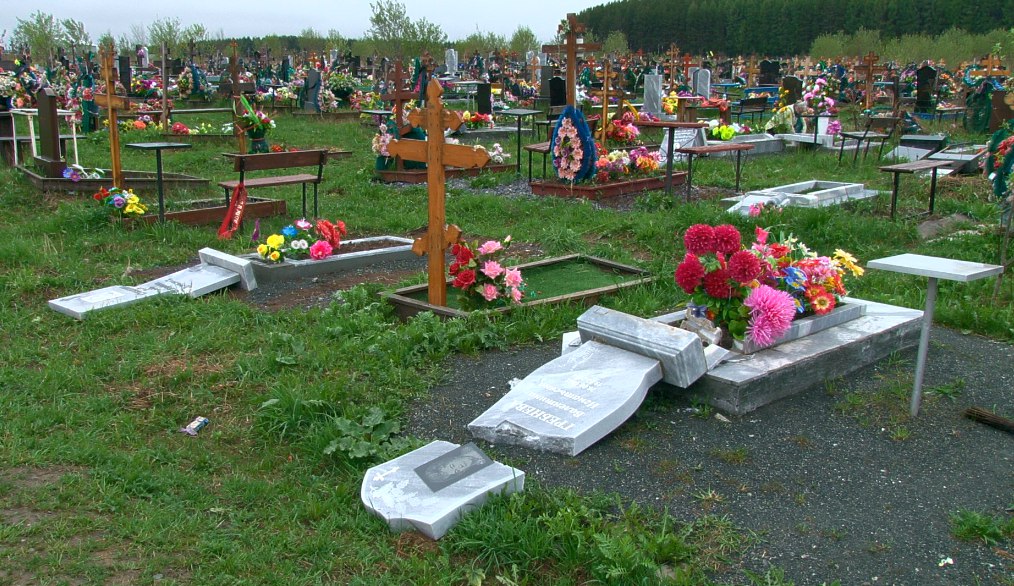 Вандалы разгромили Билимбаевское кладбище
