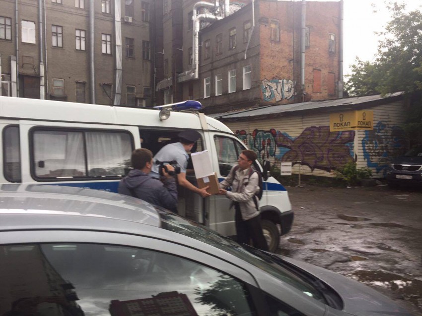 Из штаба Навального вынесли 8 коробок
