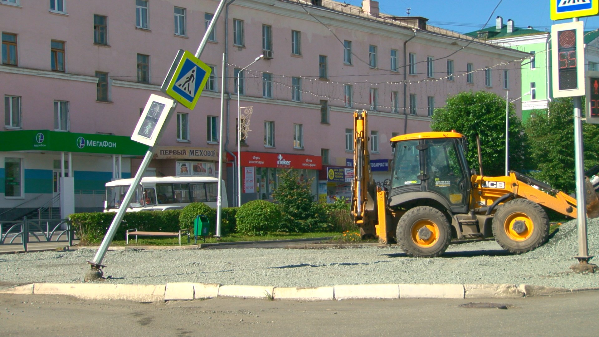 Накренился светофор