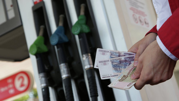 Путин пообещал не позволить производителям бензина "задирать цены"