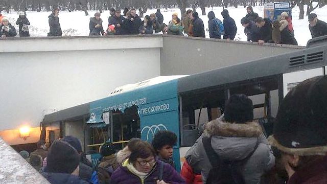 Автобус протаранил толпу в Москве