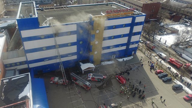 При пожаре в московском ТЦ погиб человек
