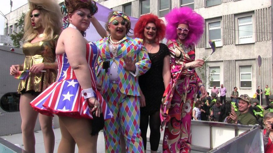 Призвали Порошенко возглавить гей-парад