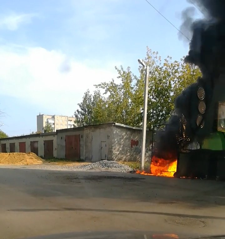 Горят пластиковые контейнеры для мусора