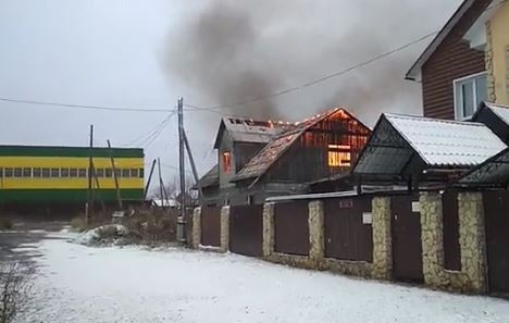 Двухэтажный особняк сгорел в Первоуральске