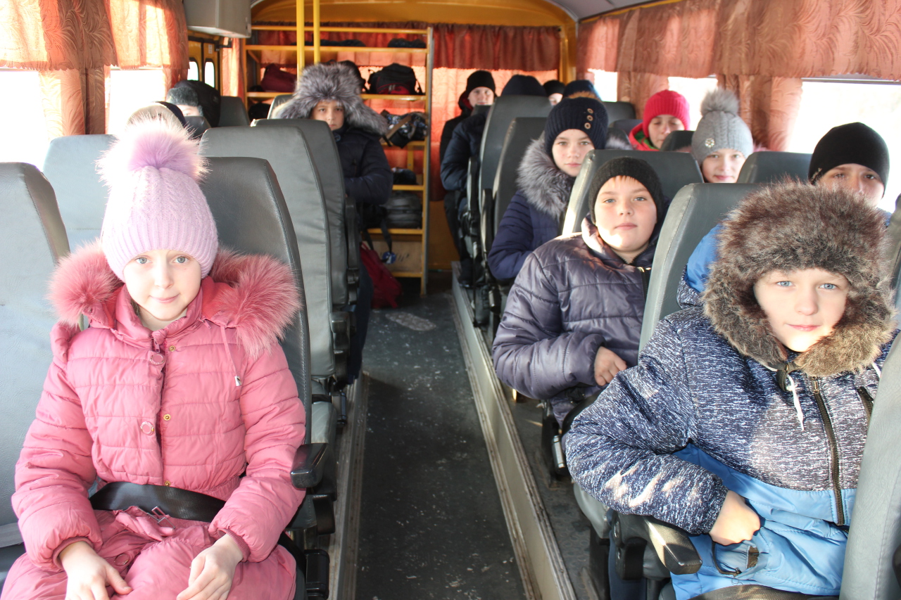 Ребенок едет в маршрутке. Автобус для детей. Дети в автобусе зимой. Общественный транспорт для детей. Дети едут в автобусе.