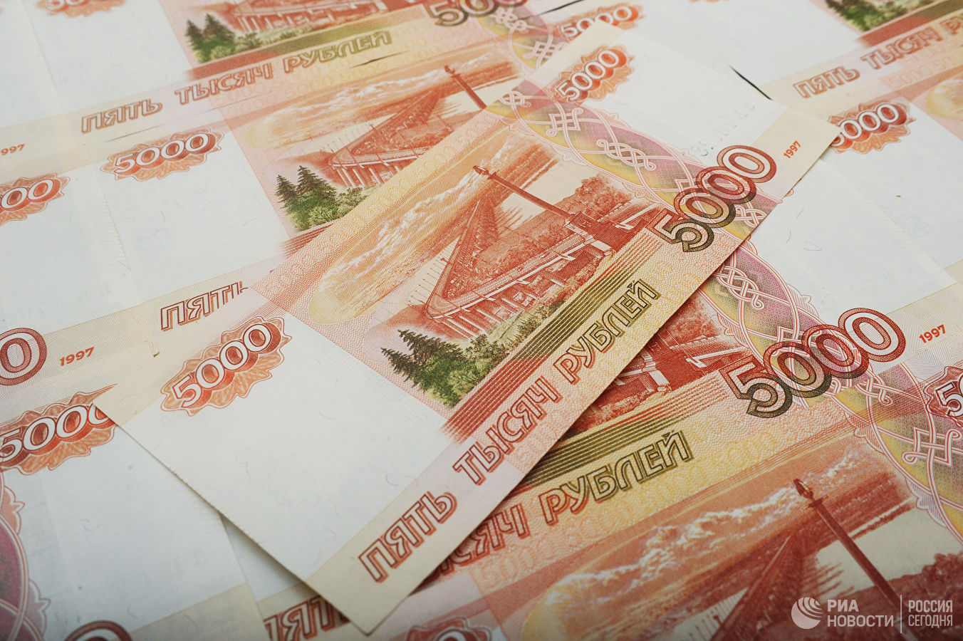 Рубль снизился к доллару на 17,5%