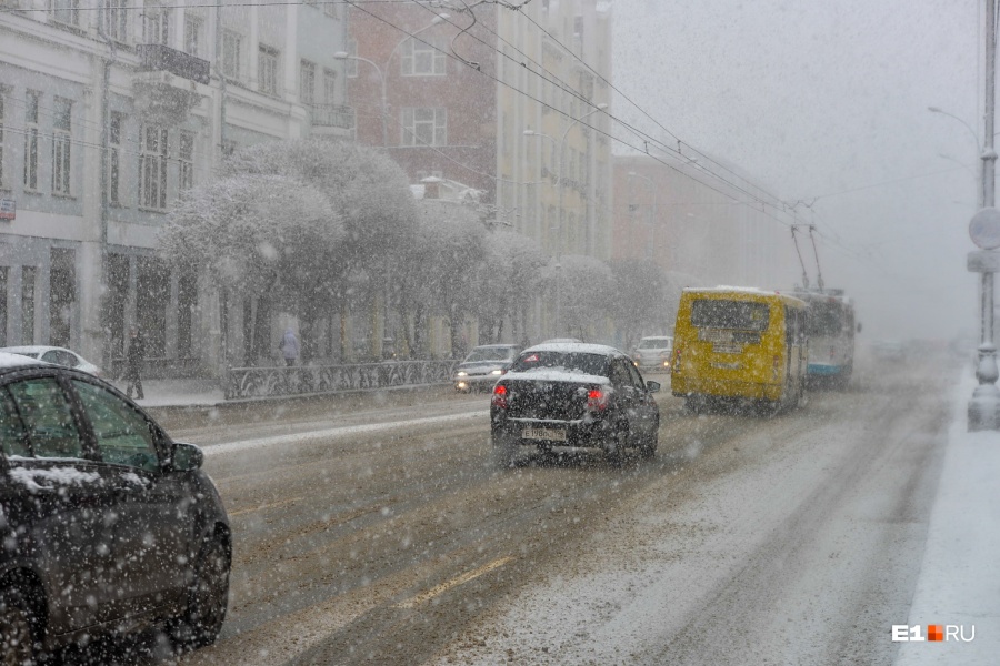 Водителей попросили быть осторожными из-за снегопадов в Свердловской области
