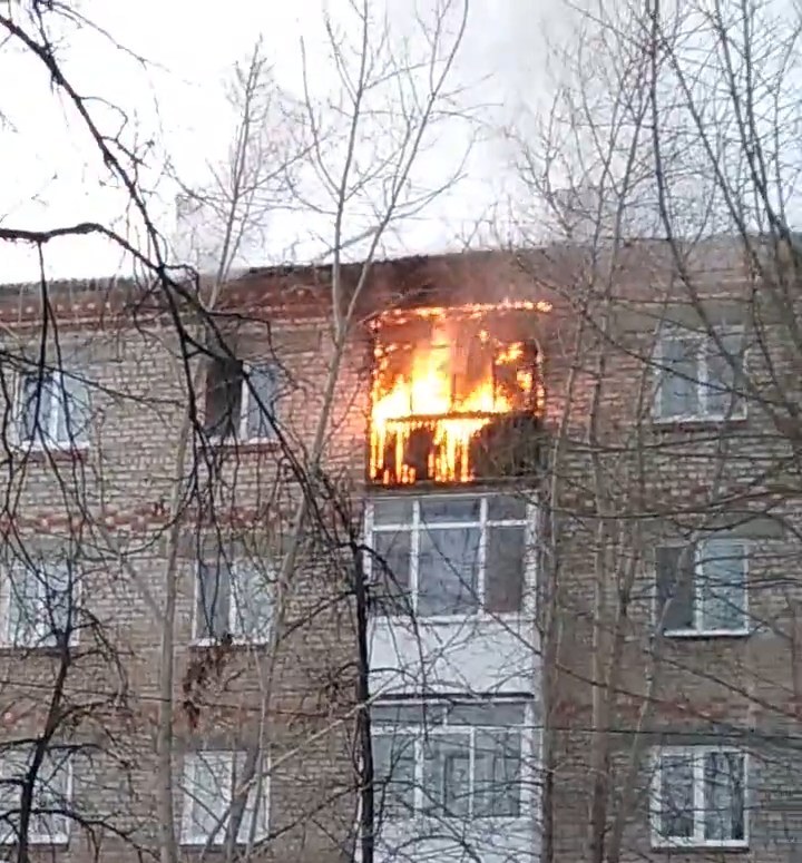Балкон сгорел, квартиру спасли