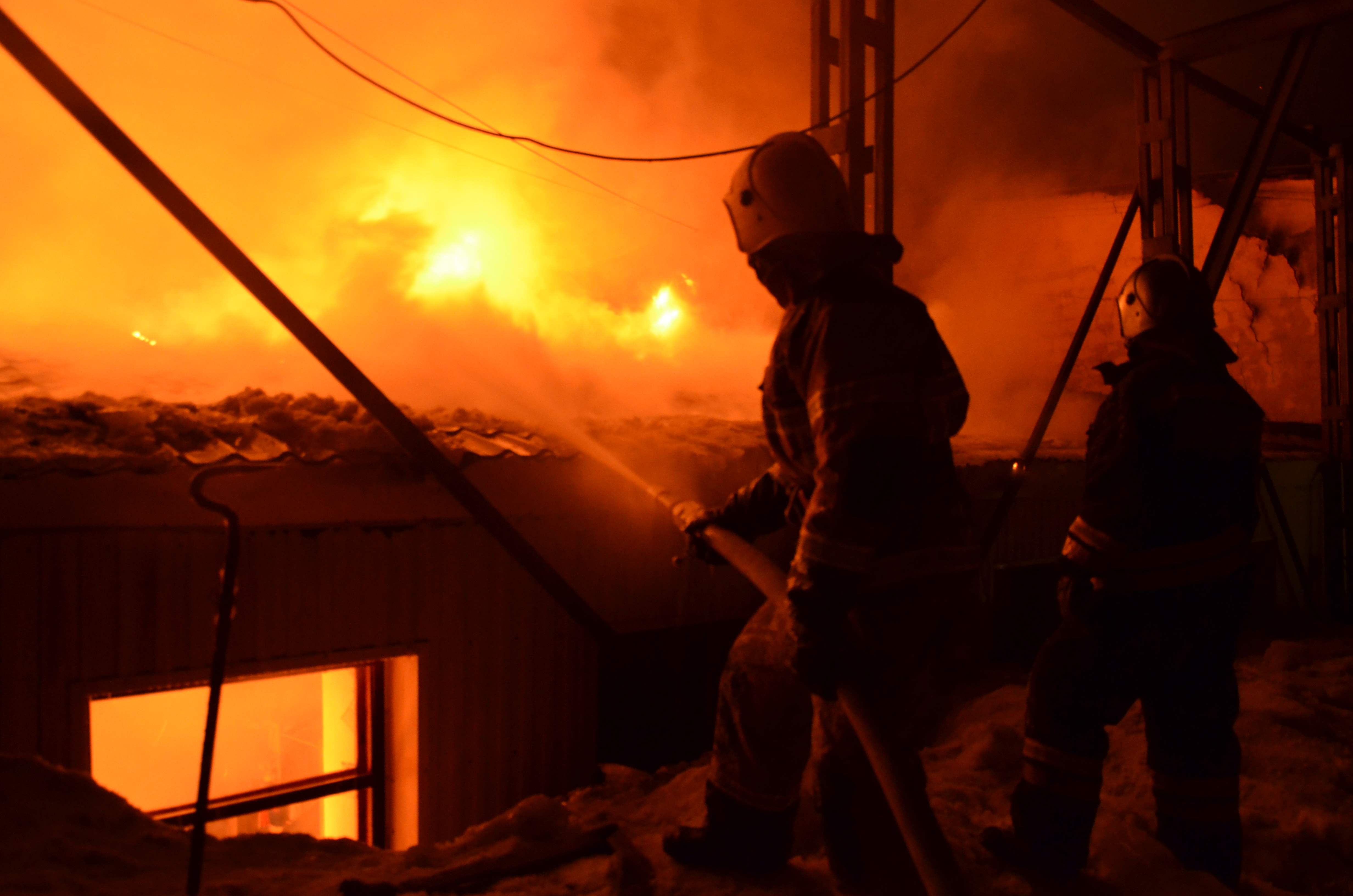 Крупный пожар: сгорел магазин и обгорела ветклиника