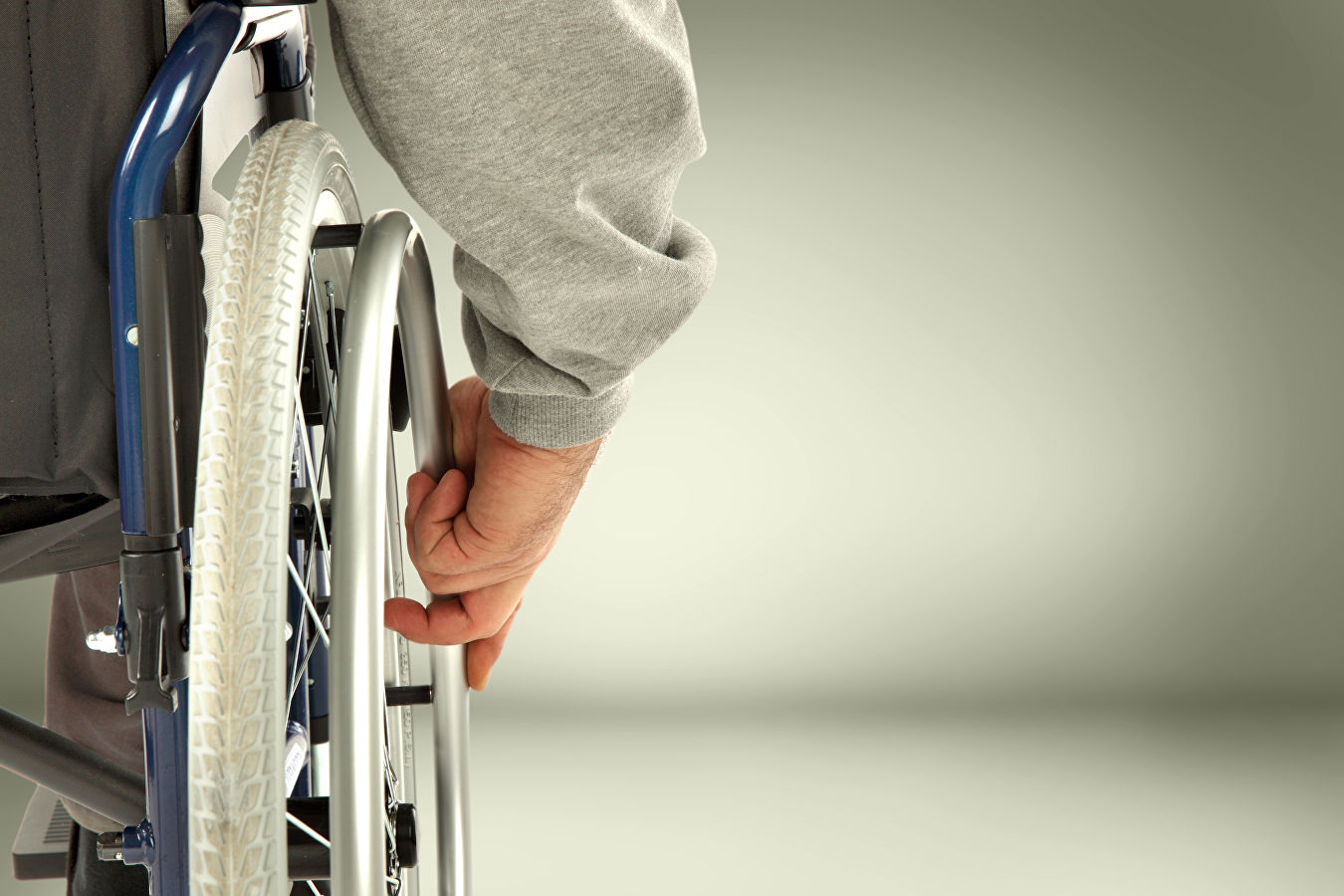 Выплаты по уходу за инвалидами повысят в 8 раз