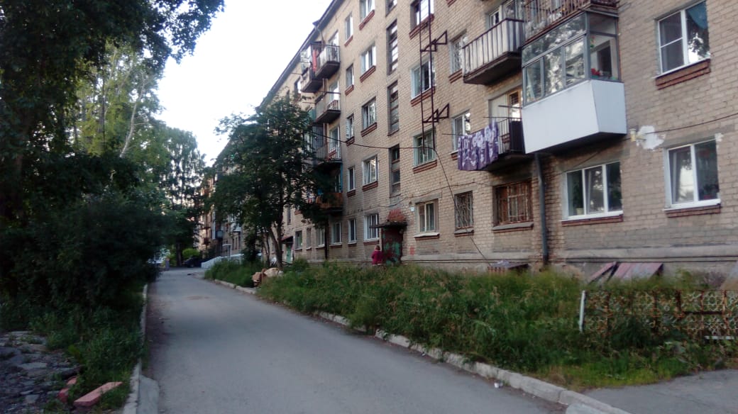 Девочку, выпавшую из окна пятиэтажки, перевезли в Екатеринбург