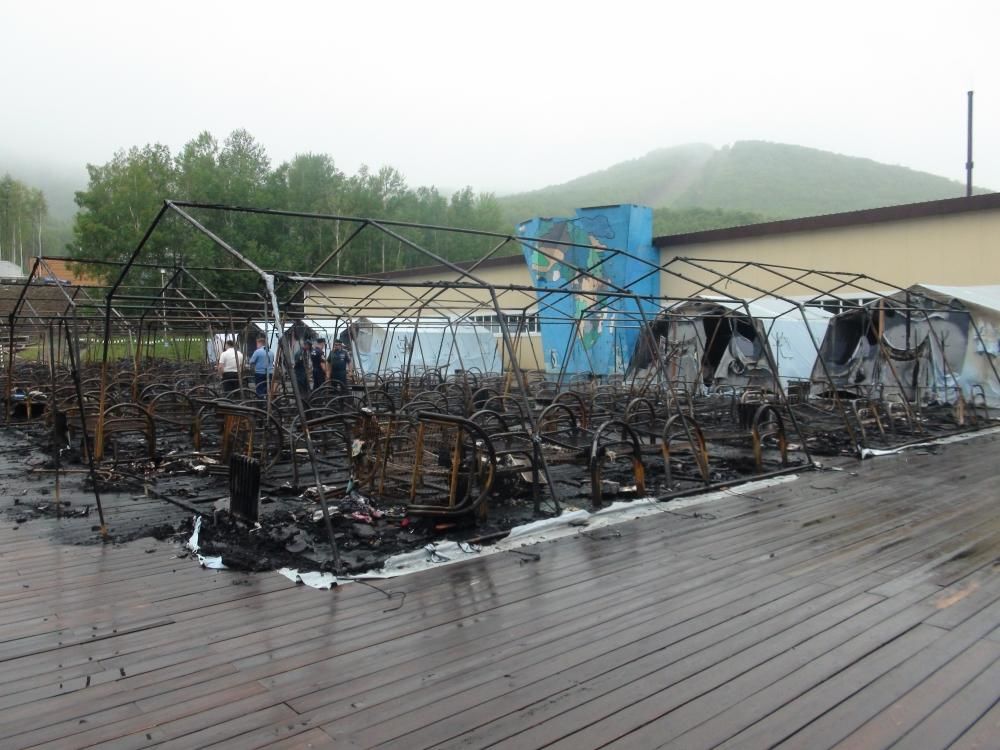 Трое детей погибли при пожаре в палаточном лагере