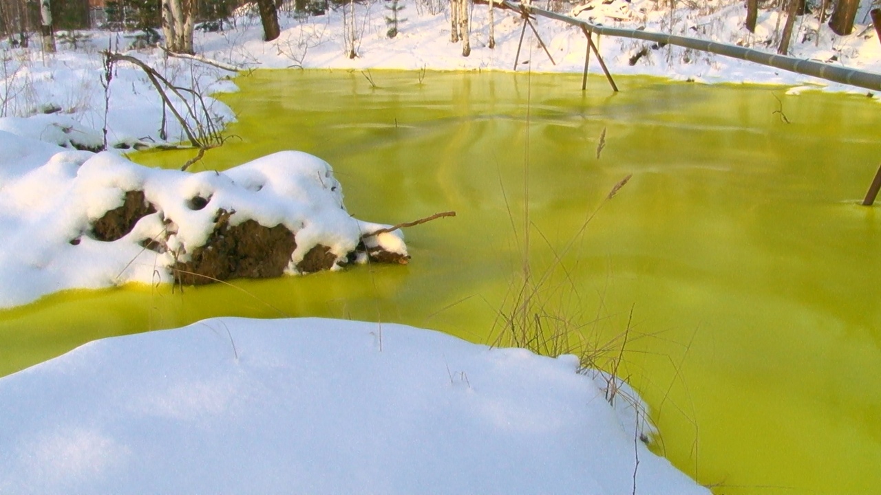 Зелёное озеро из-под земли