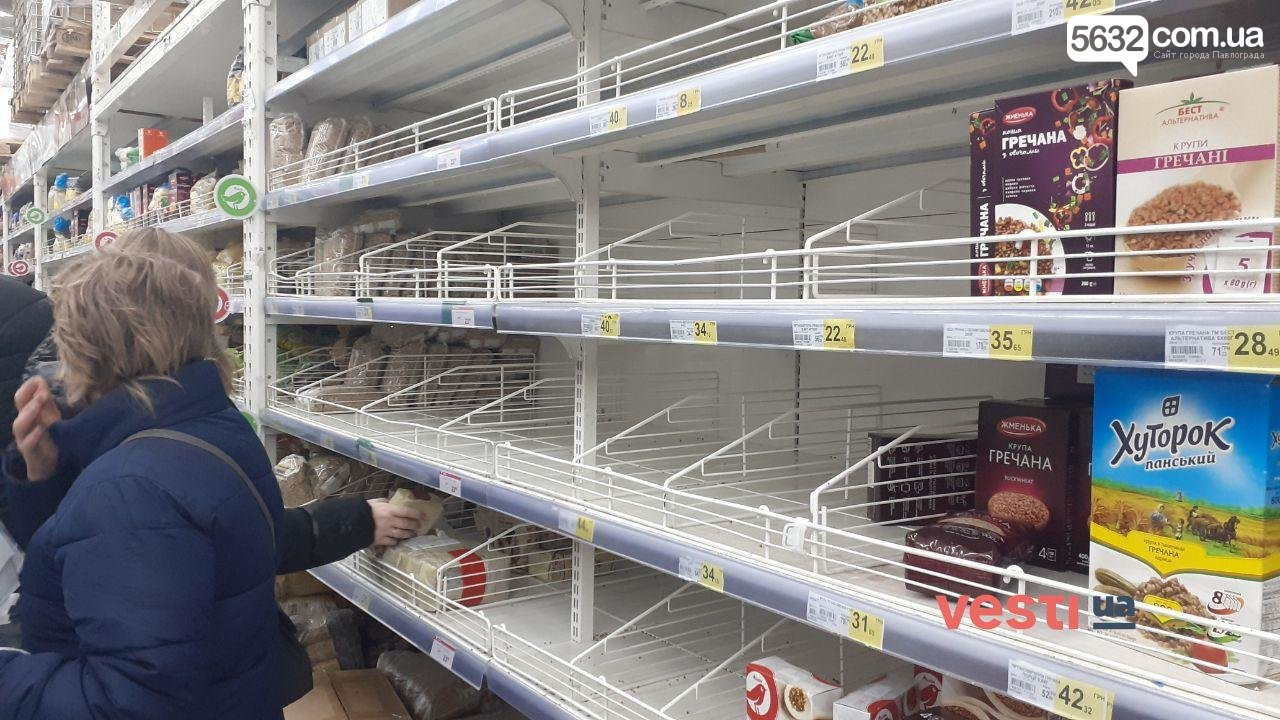 Скупают гречку и туалетную бумагу