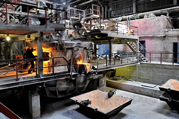 На заводе «Динур» во время выброса плавильной смеси пострадал рабочий