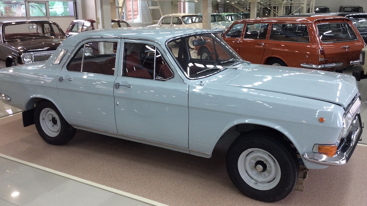 Автосалон новых советских автомобилей