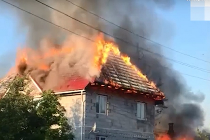 Пожар охватил три дома
