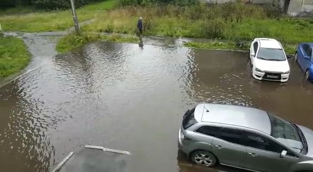 На Вайнера затопило парковку и тротуар