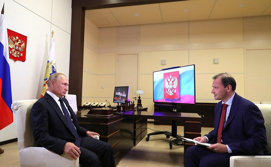 Путин дал интервью о Белоруссии и вакцине от COVID-19