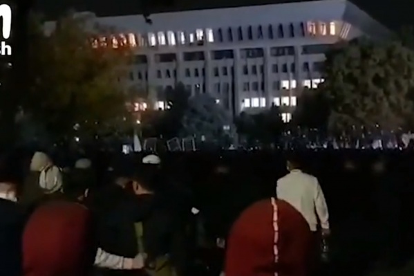Протестующие захватили парламент Киргизии