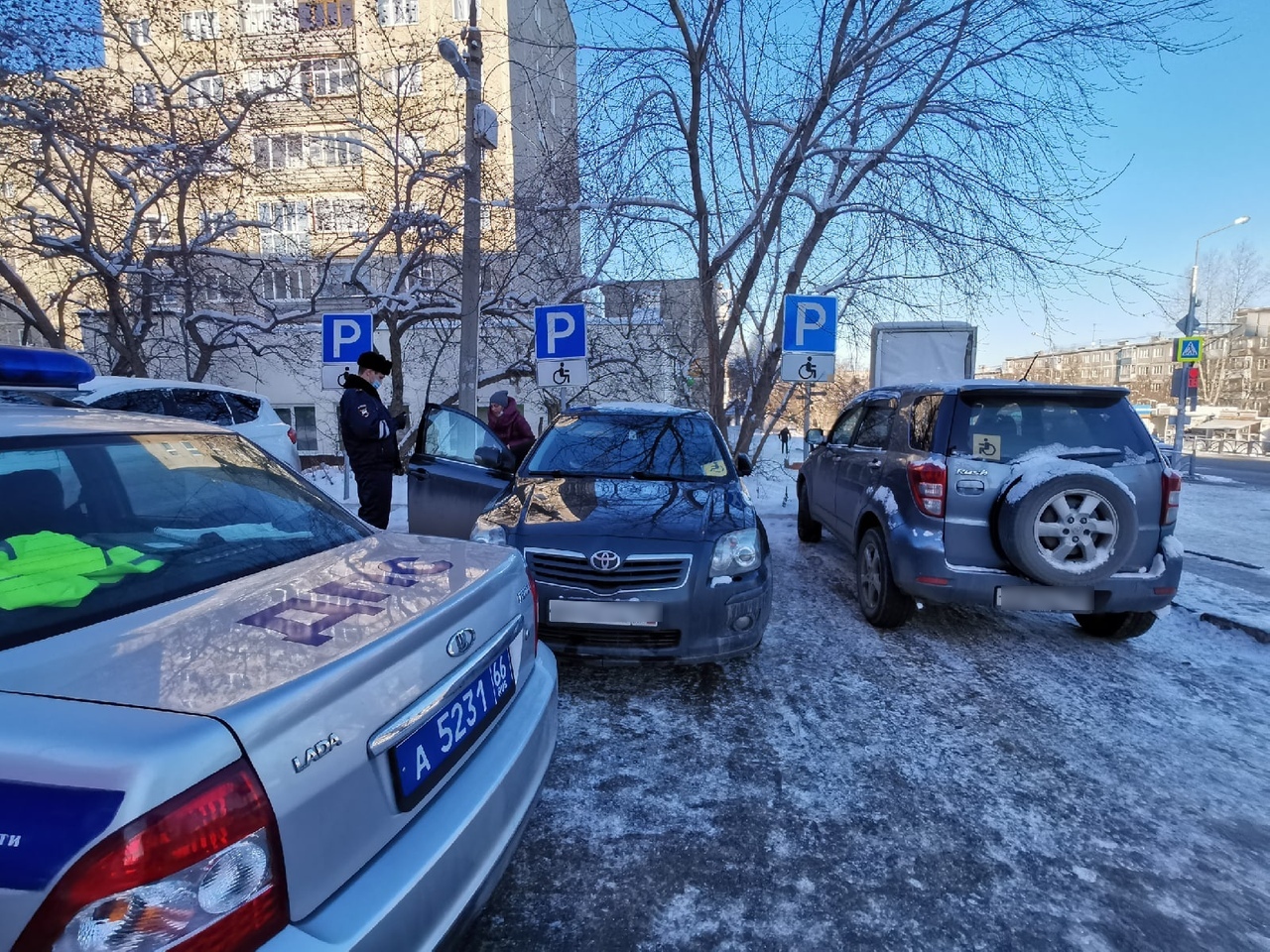 Первоуральск.RU | Новости | Общество | Парковались на места для инвалидов |  38966