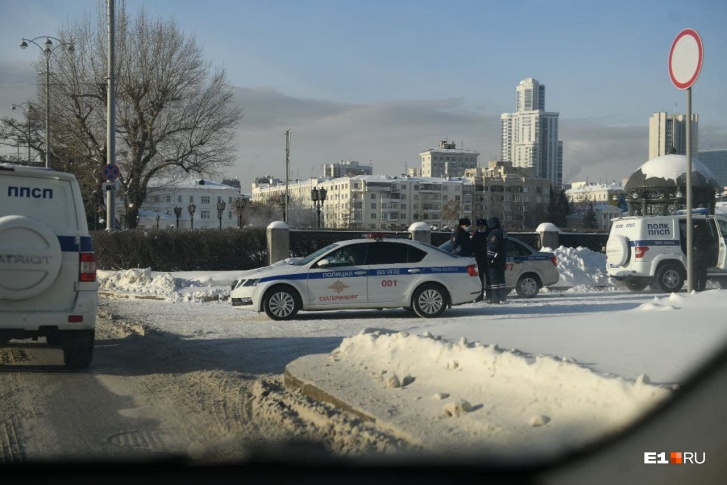 В Екатеринбурге силовики стягивают силы  к центру города