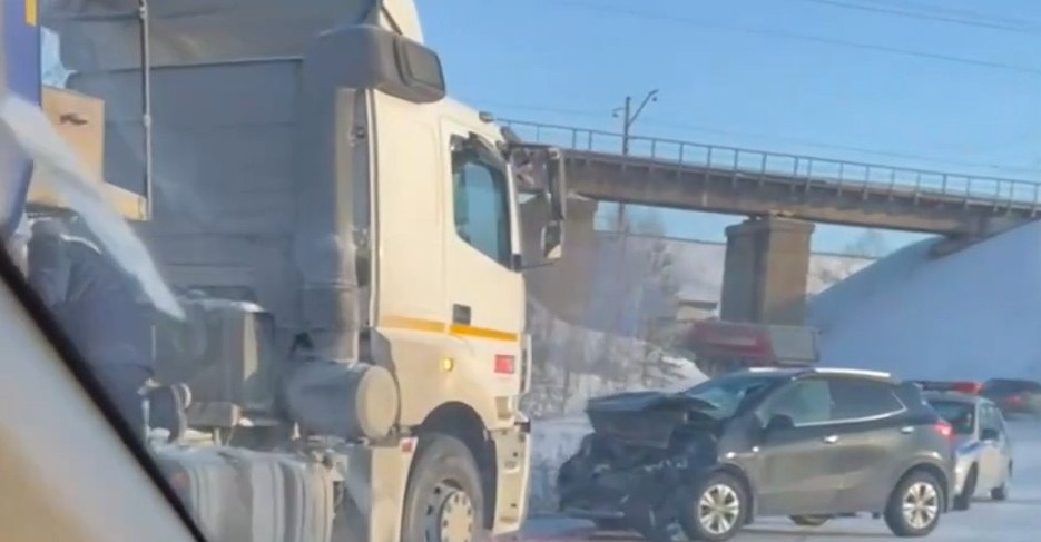 "Opel" столкнулся с "КАМАЗом", пострадал пассажир иномарки