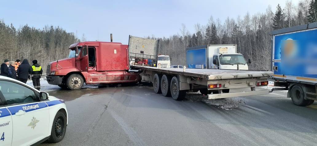 В ДТП на трассе пострадал водитель «КАМАЗа»