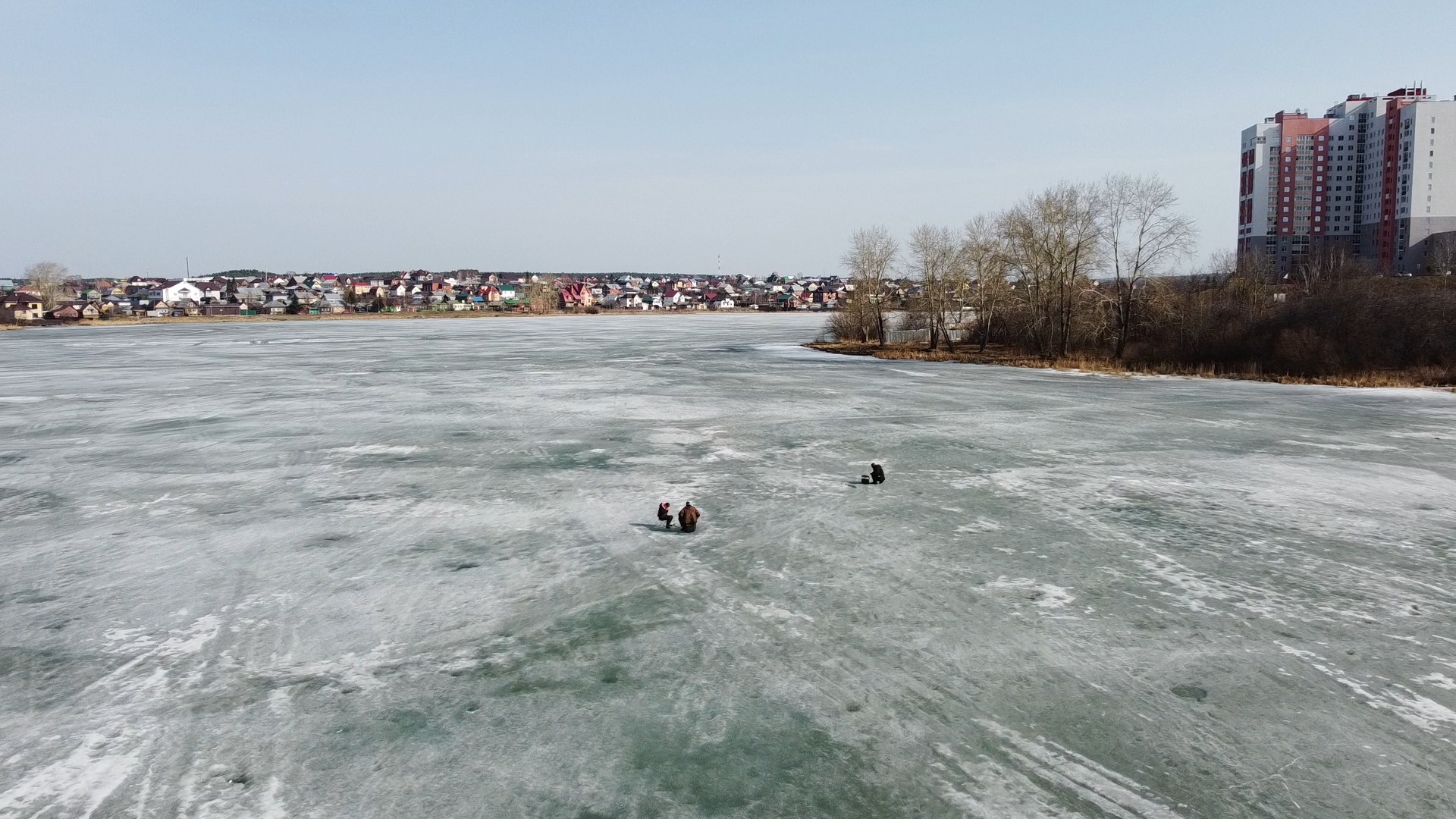 Лёд тает, но рыбаки не боятся