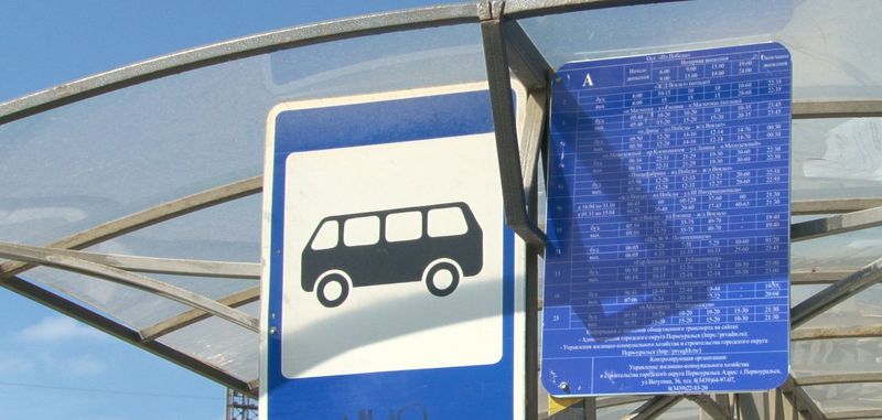 Таблички с расписанием автобусов появились на остановках