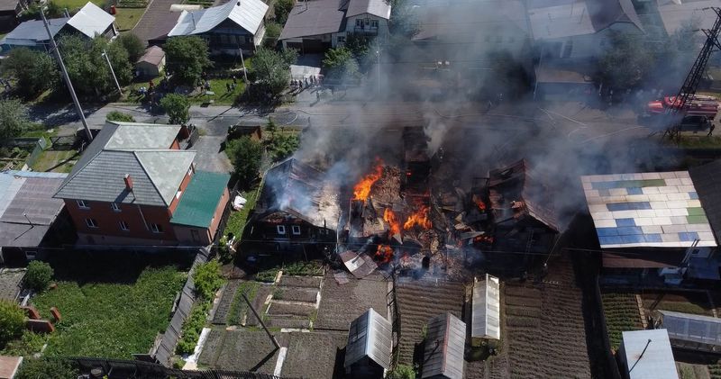 В результате крупного пожара повреждены 2 жилых дома