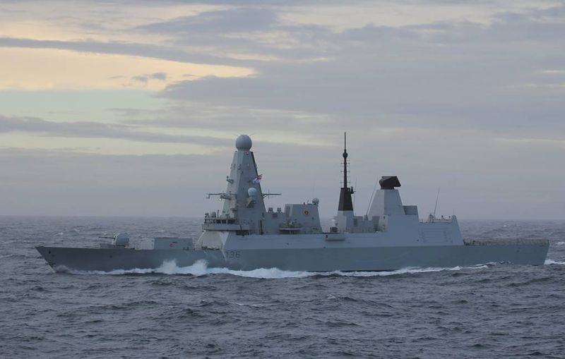 Российские корабли открыли предупредительную стрельбу по курсу британского эсминца