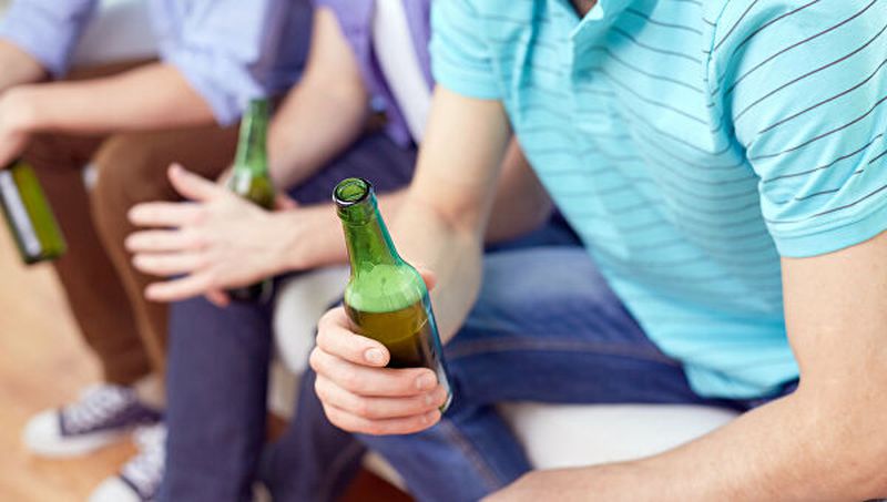 С алкогольным отравлением поступают даже ученики начальной школы