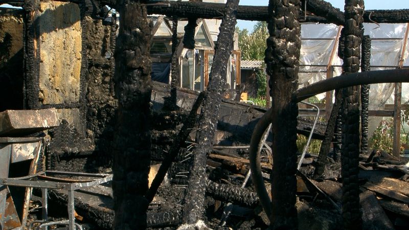 За выходные в Первоуральске сгорели жилой дом и иномарка