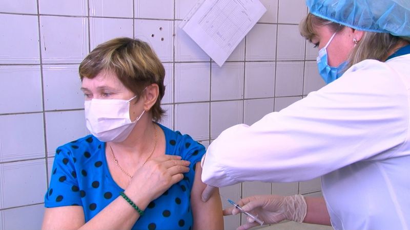 План выполнен наполовину: сколько уральцев поставили прививку от COVID-19