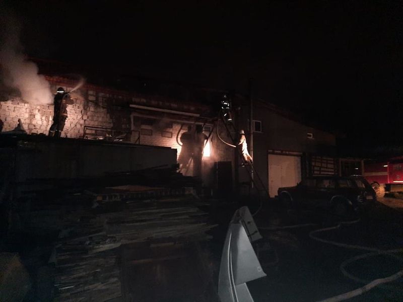 Крупный пожар на улице Заводской, горел ангар