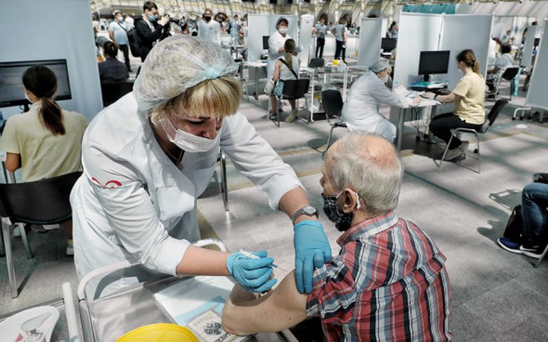 В России определили первых выигравших 100 тыс. руб. за прививку от COVID