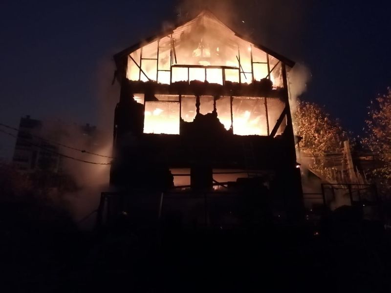 В Первоуральске сгорел садовый дом