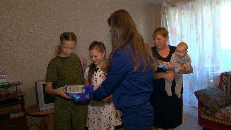 Сотрудники прокуратуры вручили подарки многодетным семьям