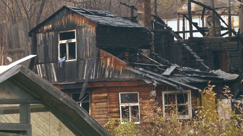В Первоуральске сгорело 2 дома, на одном из пожаров погиб мужчина