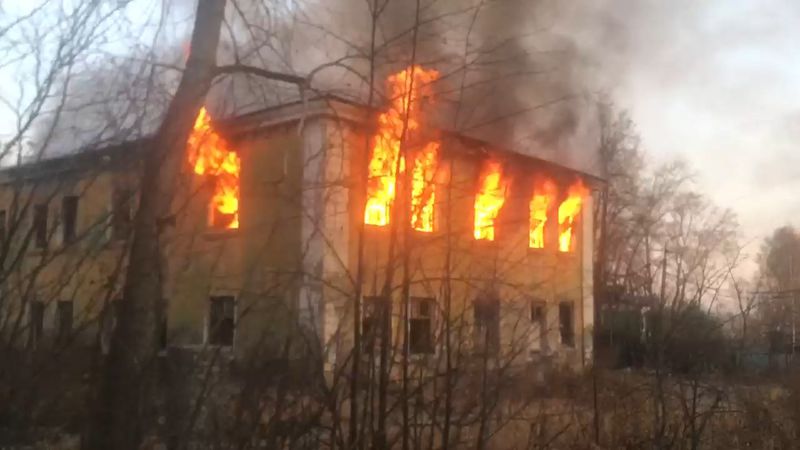 На Энгельса в очередной раз горело здание бывшего общежития